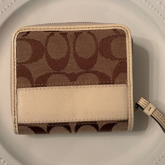 Coach signature med zip around wallet BNWT - Picture 3 of 12